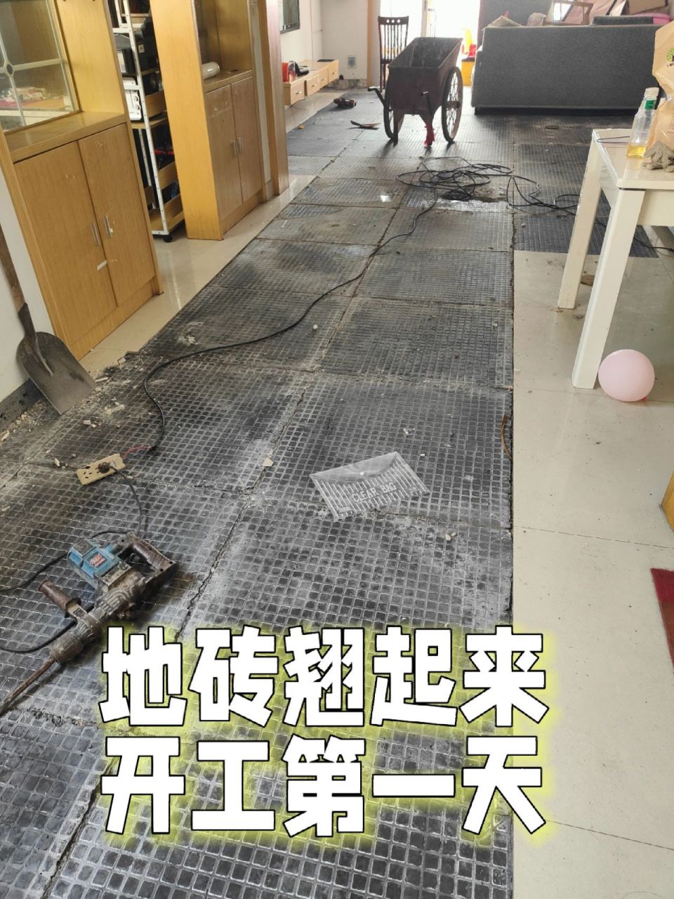 地砖翘起来了怎么修复(地砖翘起来了怎么修复 家里)