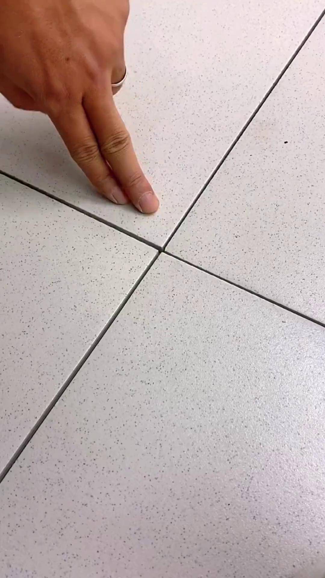 瓷砖空鼓胶水(瓷砖空鼓胶水剂注完后二十四小时后末干咋回事)